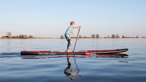 Stand-up paddeling on inflatable rowing board MOJO 18